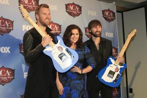 las vegas, 10 dec - lady antelbellum, charles kelley, hillary scott, dave haywood op de perskamer van de amerikaanse country awards 2013 in het evenementencentrum van mandalay bay op 10 december 2013 in las vegas, nv foto