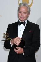 los angeles, 22 sep - michael douglas bij de 65e emmy awards, perskamer in nokia theater op 22 september 2013 in los angeles, ca foto