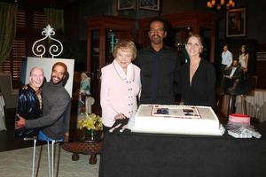 los angeles, 12 feb - bill bell, lee bell, kristoff st john, lauralee bell in de kristoff st john viert 25 jaar op ynr in de cbs tv-stad op 12 februari 2016 in los angeles, ca foto