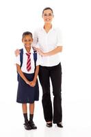 basisschoolmeisje en leraar volledige lengte