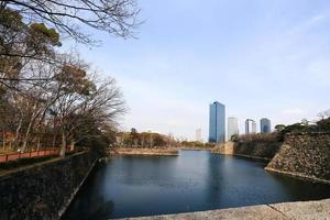 een gracht rondom het kasteel van osaka in japan, winter foto