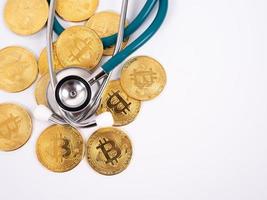 cryptocurrency medisch concept met een gouden bitcoin-munt