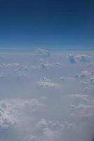 wolken en blauwe lucht gezien vanuit het vliegtuig foto