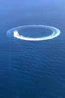 speedboot in de zee liep cirkels. foto
