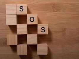 sos-symbool op houten kubussen foto