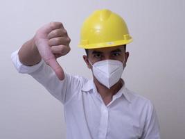 Aziatische industriële arbeiders dragen gele helmen, dragen beschermende maskers voor hun gezondheid foto