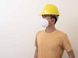 Aziatische industriële arbeiders dragen gele helmen, dragen beschermende maskers voor hun gezondheid foto