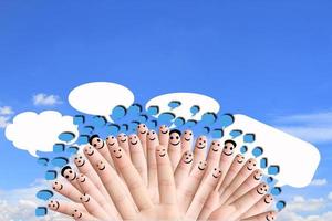 groep vingergezichten met sociaal chatteken en tekstballonnen foto