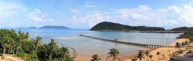 zonnige dag op het tropische strand. provincie tr. Koh Chang-eiland. koninkrijk thailand. panorama foto