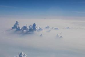 wolken en blauwe lucht gezien vanuit het vliegtuig foto