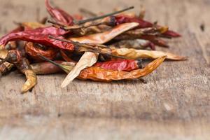 close-up van de gedroogde chili op het hout foto