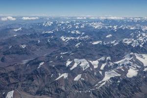 himalayagebergte onder wolken foto