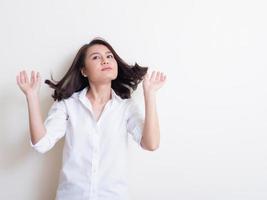 portret van een jonge aziatische vrouw die staat en glimlacht foto