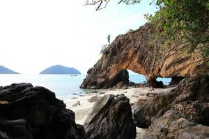 natuurstenen boog op het eiland Ko Khai foto