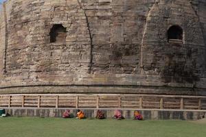 dhamekh stoepa en ruïnes in sarnath, india foto