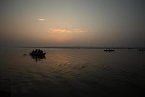 zonsopgang op de ganga-rivier, varanasi, india foto