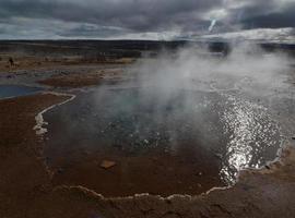 IJslandse geiser in een schilderachtig uitzicht op het landschap foto