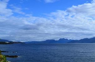 betoverende blauwe luchten en wateren voor de kust van Schotland foto
