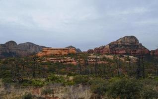 plateaurots in een vallei in sedona, arizona foto
