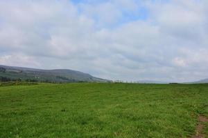 prachtige landbouwgrond met glooiende velden en heuvels foto