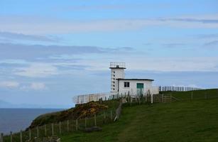 kust tot kust pad langs kustwachtstation in engeland foto