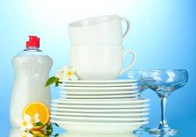 lege schone borden en kopjes met afwasmiddel en sponzen
