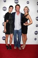 los angeles 10 jan - morena baccarin, joel gretsch, laura vandervoort arriveert bij de disney abc televisiegroep s tca winter 2011 press tour party op 10 januari 2011 in pasadena, ca foto