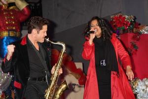 los angeles, 20 nov - dave koz en kimberly locke bij het hollywood and highland tree lighting concert 2010 in hollywood and highland centre cour op 20 november 2010 in los angeles, ca. foto