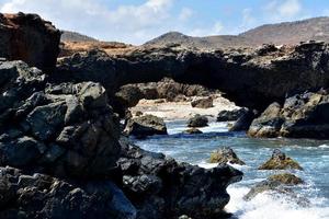 prachtige natuurlijke rotsboog aan de kust van aruba foto