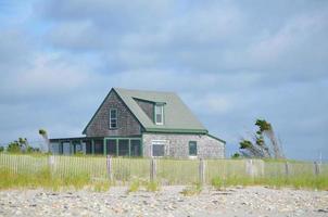 eenzaam zomerhuisje op het strand van Duxbury foto