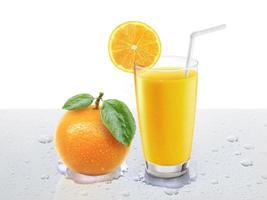 verse jus d'orange met fruit op tafel met waterdruppels foto