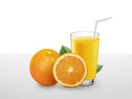 glas sinaasappelsap met pulp en gesneden fruit op witte tafel foto