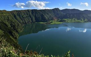 prachtige blik op het blauwe meer van sete cidades foto