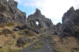 ruige lavarotsformaties in afgelegen ijsland foto