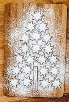 kerstkoekjes kaneel sterren op houten achtergrond