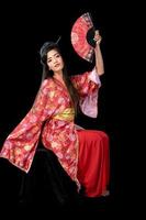 moderne geisha zittend op zwart foto