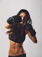 jonge sport vrouw opleiding boksen