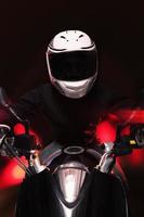 jonge man rijden op een motorfiets foto