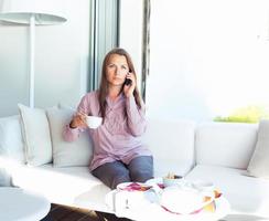 zakenvrouw praten aan de telefoon in een café foto