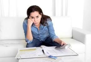 jonge vrouw thuis in stress wanhopig op zoek naar financiële problemen foto