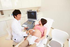 zwangere vrouw met 4d echografie