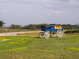 kleurrijke wagen in boerderij foto