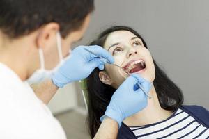 tandarts die tanden onderzoekt bij tandartskantoor