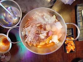tteokbokki en plantaardige pittige hot pot Koreaans eten, bovenaanzicht foto