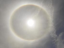 halo-effect in thailand een zomerochtend. zonnig en glinsterend licht. warm weer. foto