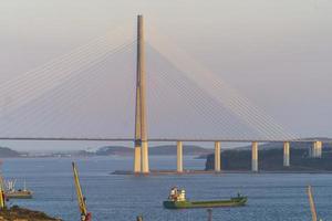 zeegezicht met uitzicht op de kustlijn en de russische brug. foto