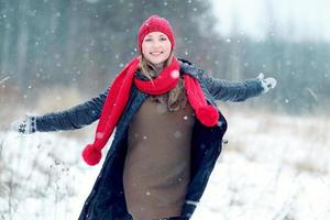 gelukkig meisje wintersneeuw loopt foto