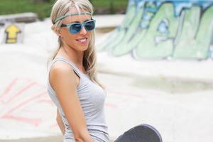 jonge tiener in skateboardpark