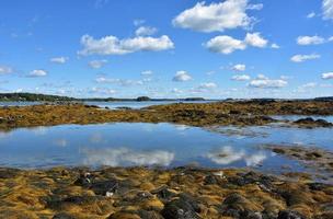 wolken weerspiegelen in de baai oceaanwater foto