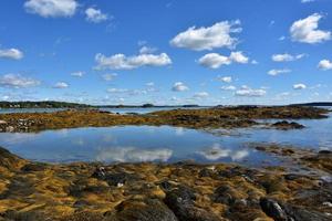 prachtig uitzicht op Casco Bay met de lucht weerspiegeld in het water foto